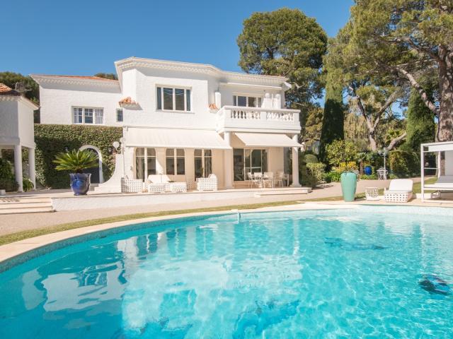 SAINT JEAN CAP FERRAT ÉLÉGANTE VILLA BELLE ÉPOQUE MEUBLÉE DE 254 M² CHARME INTEMPOREL QUARTIER RECHERCHÉ MAGNIFIQUE TERRAIN PISCINE PRIVÉE