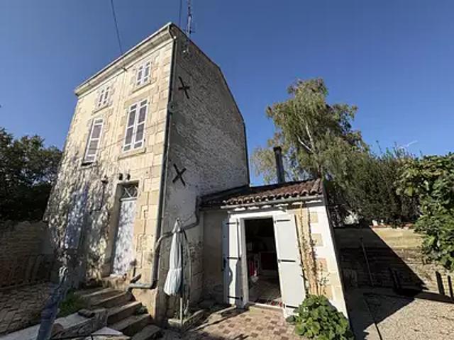 Saint Jean d'Angély 17400 Location maison 3 pièces t3 jardin