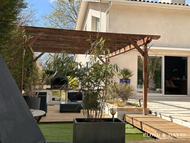 Saint Jean d'Illac Bourg Maison contemporaine avec piscine. 203m² Saint Jean d'Illac