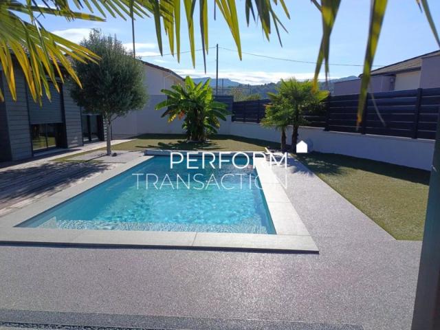 Villa contemporaine avec piscine et prestations haut de gamme
