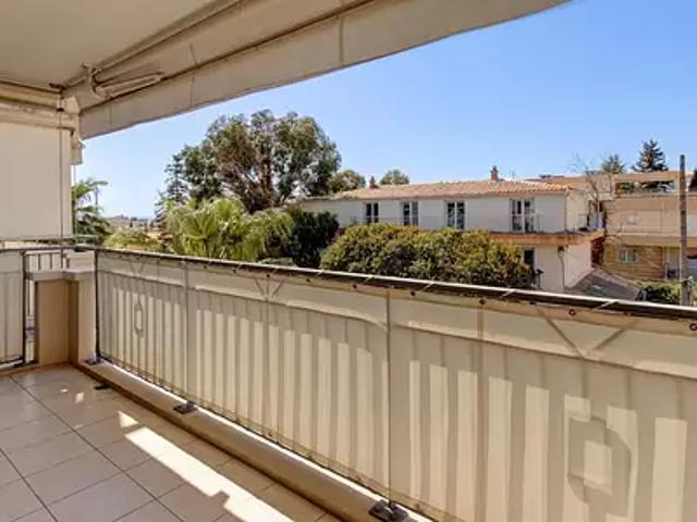 Saint Laurent du Var 06700 Achat / Vente appartement 2 pièces t2 piscine terrasse