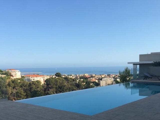 SAINT LAURENT DU VAR STUDIO MEUBLE DE 27M² A LOUER RESIDENCE AVEC PISCINE REZ DE JARDIN VUE DEGAGEE / MER TERRASSE ET JARIN PLACE DE PARKING