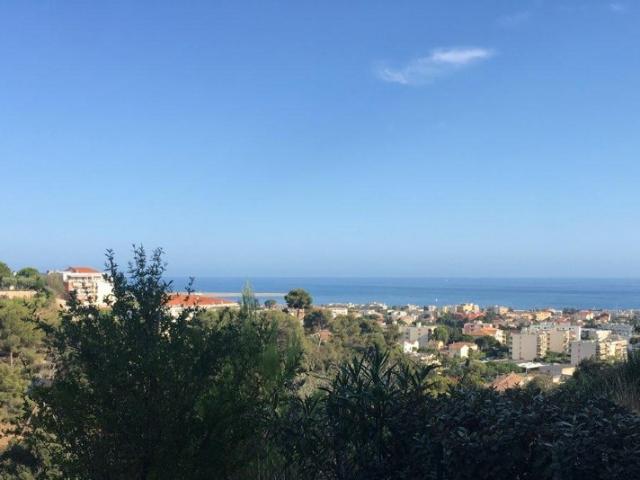 SAINT LAURENT DU VAR STUDIO MEUBLE DE 27M² A LOUER RESIDENCE AVEC PISCINE REZ DE JARDIN VUE DEGAGEE / MER TERRASSE ET JARIN PLACE DE PARKING