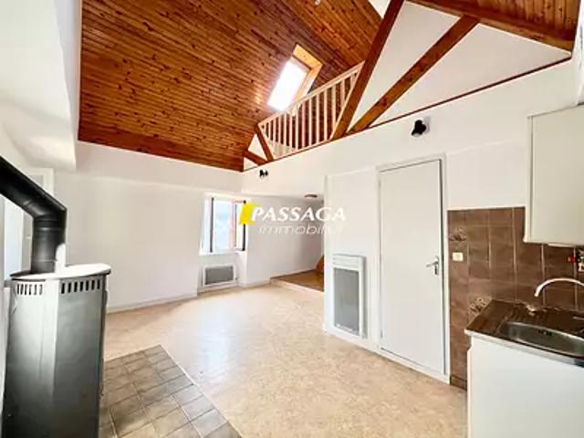 Saint Laurent d'Olt 12560 Location appartement 1 pièce t1 au dernier étage