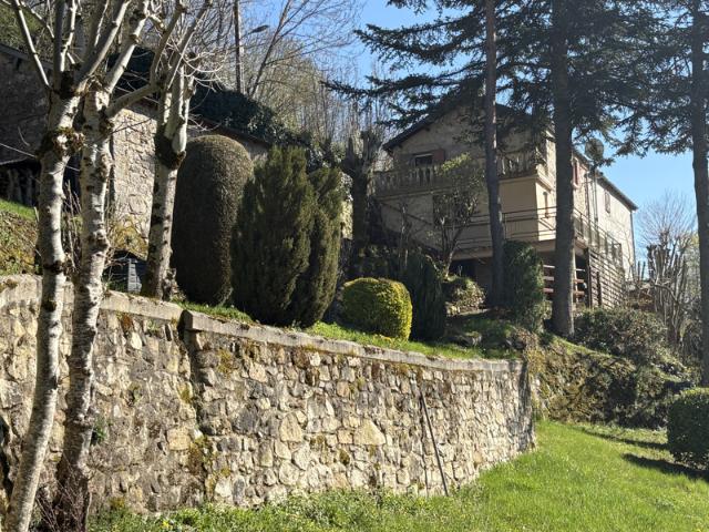 Saint Léons en Aveyron. Maison en pierre rénovée sur magnifi