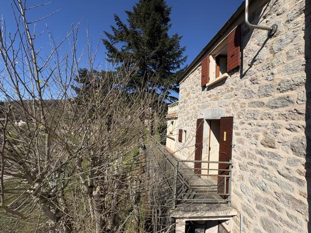 Saint Léons en Aveyron. Maison en pierre rénovée sur magnifique jardin avec grange