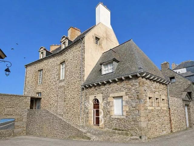 Saint Malo Intra muros — Une adresse historique face à la me. 157m² Saint Malo