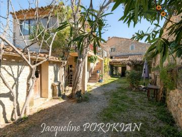 Saint Martin de la Brasque: Maison en vielle pierre, 7 pièces, avec cour, place de parking et annexes habitables