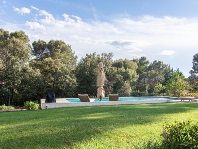 Saint Marc Jaumegarde — 342 m² habitables, dont 265 m² de plain pied, à 7,8 km du Cours Mirabeau