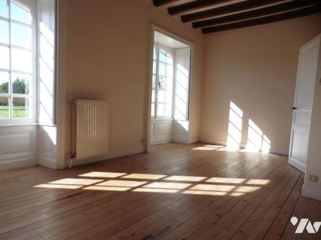 SAINT MARS LA JAILLE, centre, atypique maison/appartement de 137 m²