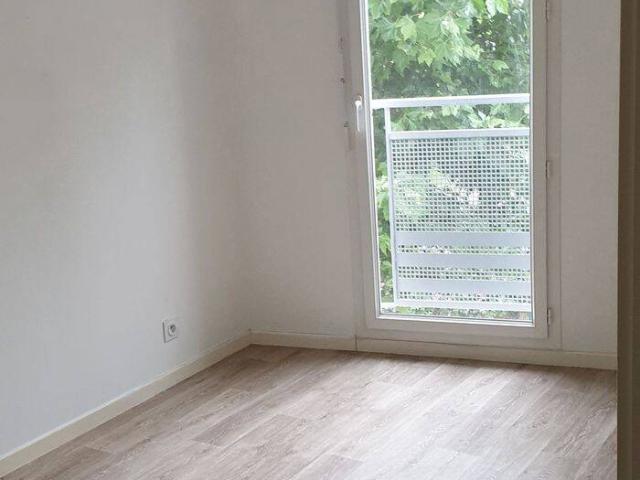 Saint Michel sur Orge, Appartement F3 + 2 places de parking en souterrain accessibles via ascenseur