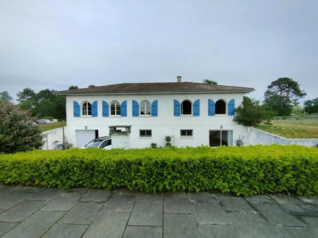 SAINT MORILLON, Maison de 260 m² sur environ 5000 m² de terrain