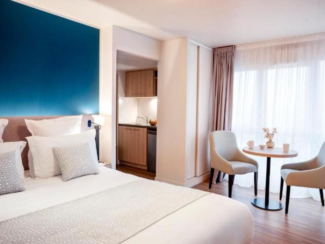 Saint Ouen Lovely, bright studio