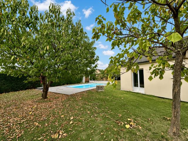 Saint Pantaléon de Larche, plain pied, 3 chambres,100 m2, piscine !