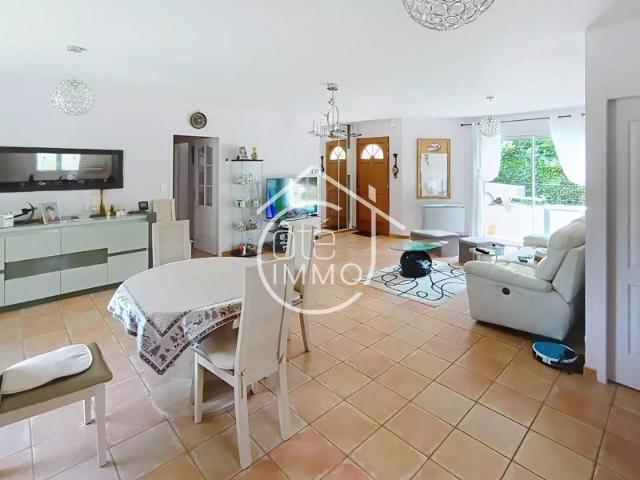 Saint Pierre d'Eyraud: Maison de 101m² avec jardin clos et garage
