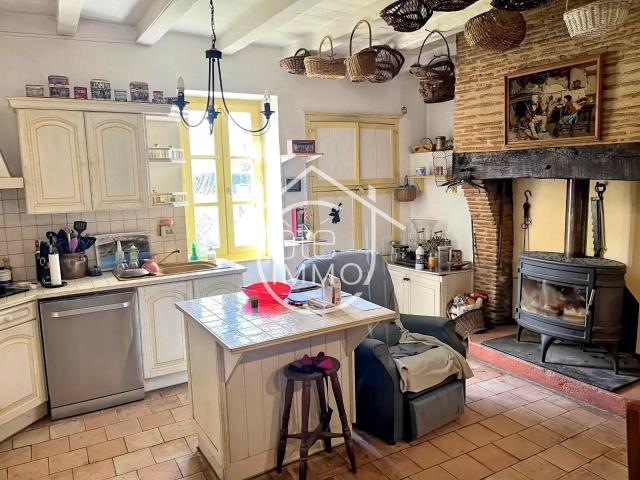 Saint Pierre D'eyraud: Maison et gîte attenant 10 pièces de. 280m² Saint Pierre d'Eyraud