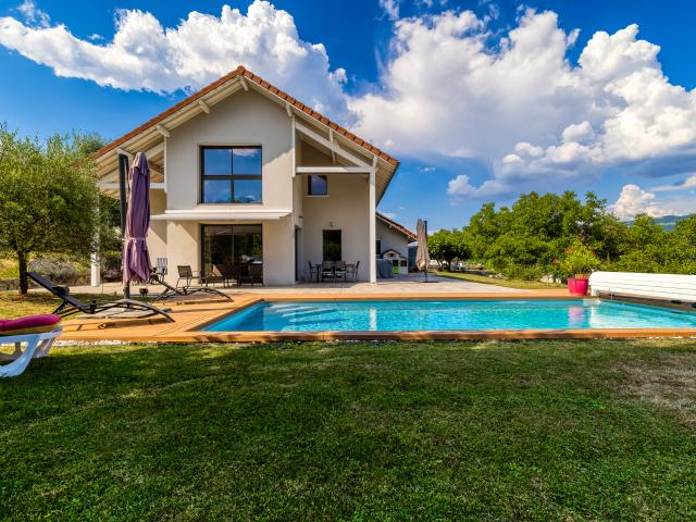 Propriété contemporaine Vue dégagée Piscine Art de vivre entre lac et nature