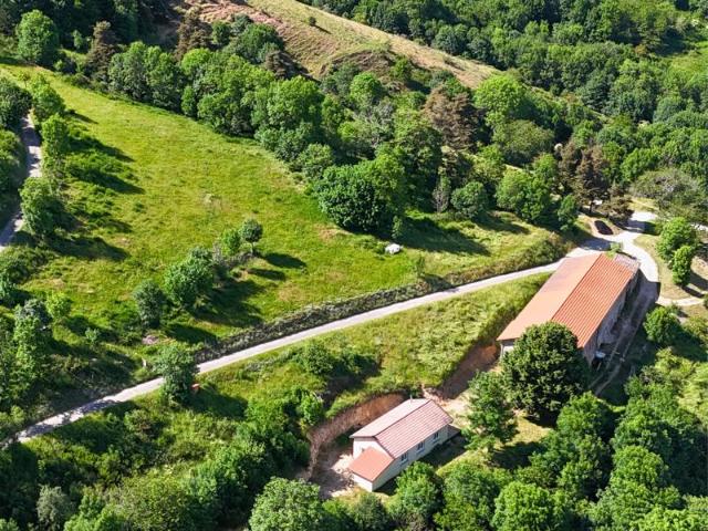 SAINT PIERRE SUR DOUX Ensemble immobilier avec maison réno