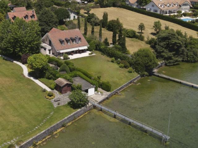SAINT PREX DEUX VILLAS AU BORD DU LÉMAN, AVEC ACCÈS PRIVATIF AU LAC