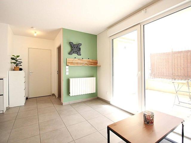 Saint Priest: T2 meublé moderne avec terrasse et garage