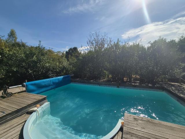 SAINT PUY 32310 – Charmante maison en pierre avec piscine, jardin clos, 3 chambres et garage, au cœur du village