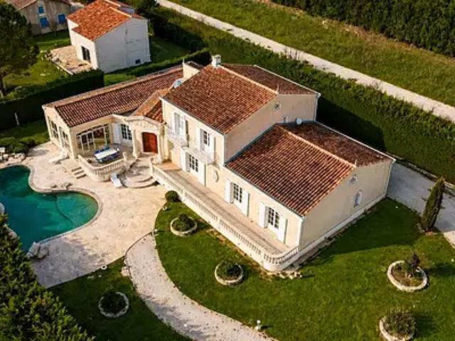 Saint Rémy de Provence 13210 Achat / Vente maison 8 pièces t8 au dernier étage piscine
