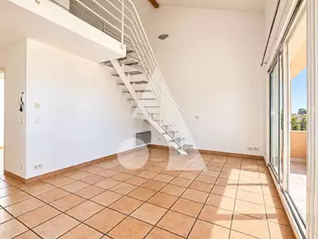 Saint Rémy de Provence 13210 Location appartement 4 pièces t4 au dernier étage terrasse