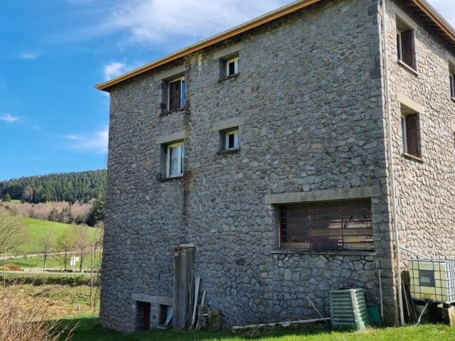 Saint Régis du coin 42660 immeuble en pierre sur trois niveaux plus combles 100m² de garage possibilité 4 appartements plus combles sur 2100 de terrain en partie constructible