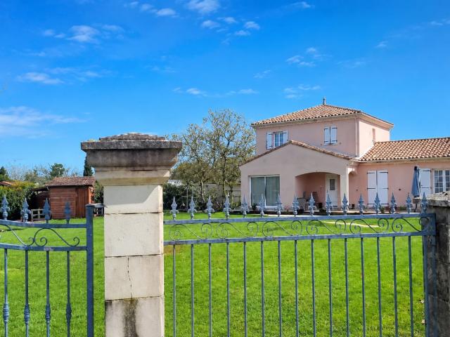 Saint Sauveur – Élégante maison familiale de 151 m² sur un t. 151m² Saint Sauveur