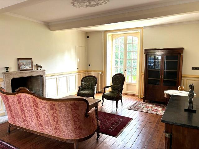 SAINT SAUVEUR LE VICOMTE, au coeur de la ville, grande maison de ville en excellent état