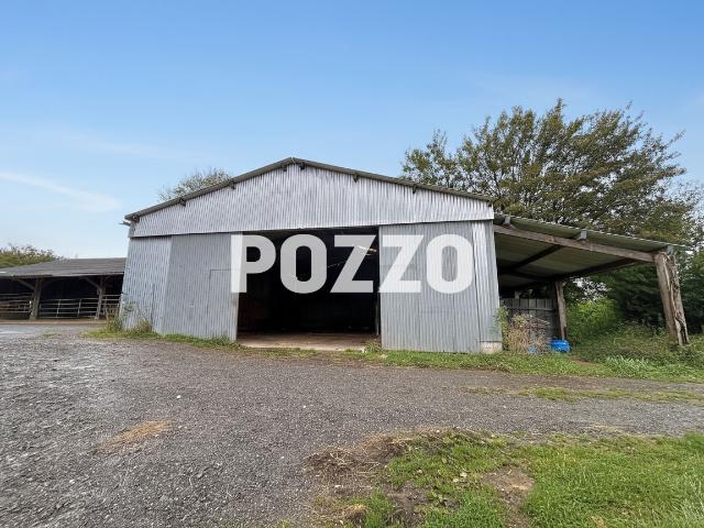 SAINT SAUVEUR VILLAGES et MUNEVILLE LE BINGARD idéal CHEVAUX Bâtiment en pierres Plus de 10 hectares de terres agricoles