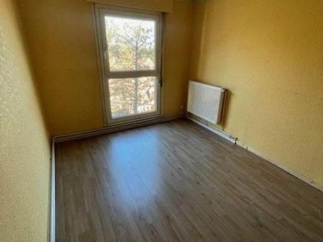 SAINT SAULVE, avenue du Dteur Schweitzer, appt type III offrant: Hall avec vestiaire, salon/s.
