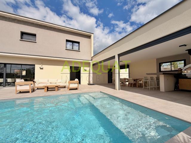 SAINT SAVIN secteur 'DEMPTEZIEU', maison individuelle avec garage + terrain de 1215m2 + piscine + pool house.