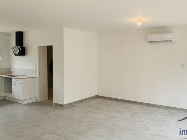 Sainte Colombe: À louer maison neuve 86 m2 plain pied mitoyenne, 3 chambres, jardin et garage