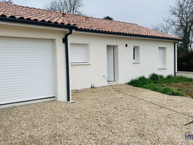 Sainte Colombe: À louer maison neuve 86 m2 plain pied mitoyenne, 3 chambres, jardin et garage