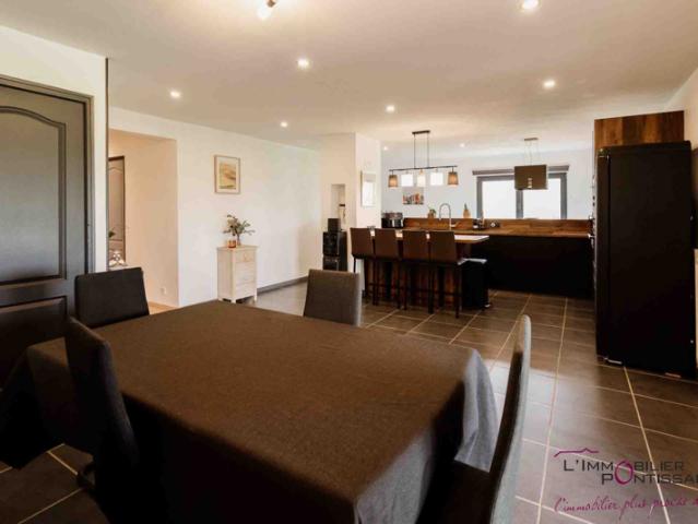SAINTE COLOMBE APPARTEMENT DE TYPE 7: 5 CHAMBRES, BALCON
