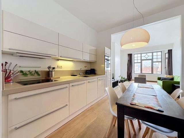 Sainte Catherine Furnished 1 Bedroom Apartment!