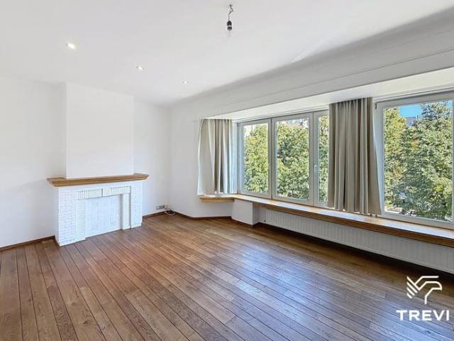 SAINTE CATHERINE – 1 bedroom apartment + office!