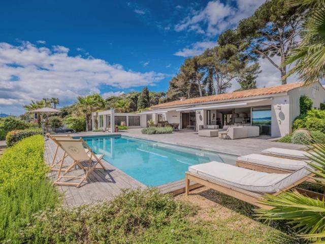 SAINTE MAXIME: VILLA MODERNE AVEC VUE MER