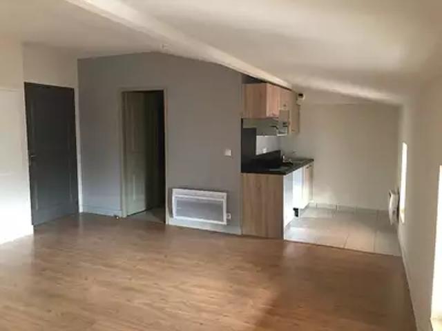 Saintes 17100 Location appartement 1 pièce t1 au dernier étage