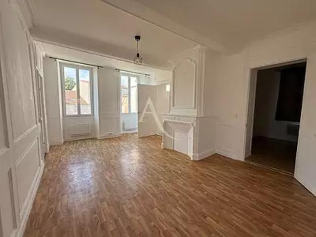 Saintes 17100 Location appartement 3 pièces t3 au dernier étage