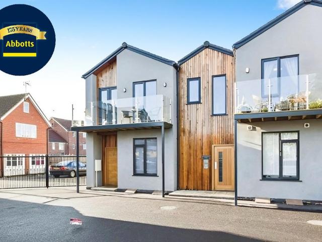 Saints Court, Chelmsford, CM1 1 bed apartment to rent £1,300 pcm £300 pw