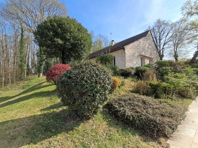 SAINTSATURNIN, PROPRIETE DE CARACTERE AVEC PARC ET PISCINE