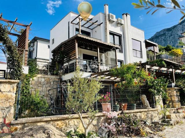 Saipte Doğayla İç İçe, Deniz Manzaralı 3+1 Tripleks Villa