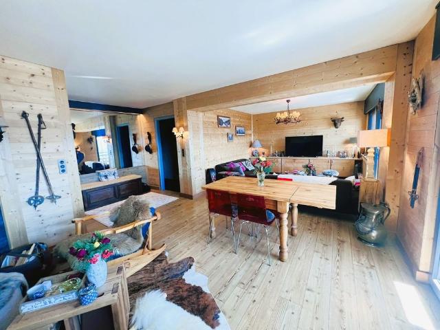 SAISONAL: Prachtiges 4.5 Zimmer Wohnung renoviert Außergewöhnliche Panoramaview Gut gelegen Ruhige Lage