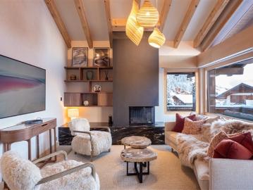 SAISONALE MIETE Innen gestaltete Maisonette Wohnung mit 4 Schlafzimmern und 3 Bädern im Zentrum von Verbier mit einem großen, umlaufenden Balkon mit Blick auf die Berge