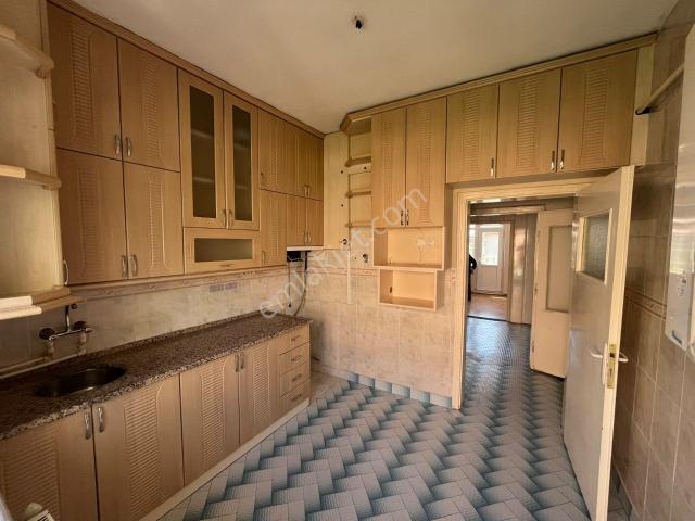 Sakarya Mahallesinde Ara Kat Bakımlı 3+1 Kiralık Daire