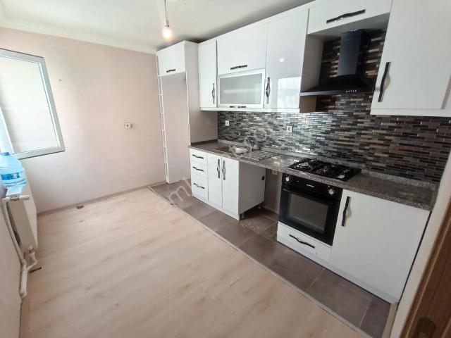 Sakarya Caddesinde Belediye Yakını 3+1 Asansörlü Bakımlı Kiralık