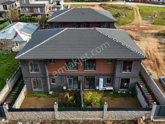 Sakarya Karasu Merkezde Havuzlu Kapalı Mutfak Köşe Parsel Villa