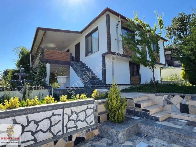 Sakarya Karasu'da Ana Yol Cepheli Satılık 5+1 Mutakil Ev